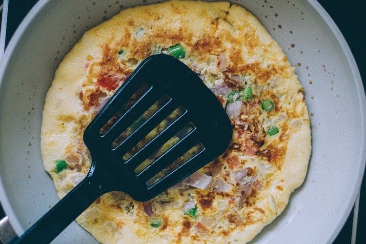 Omelet gebakken spatel