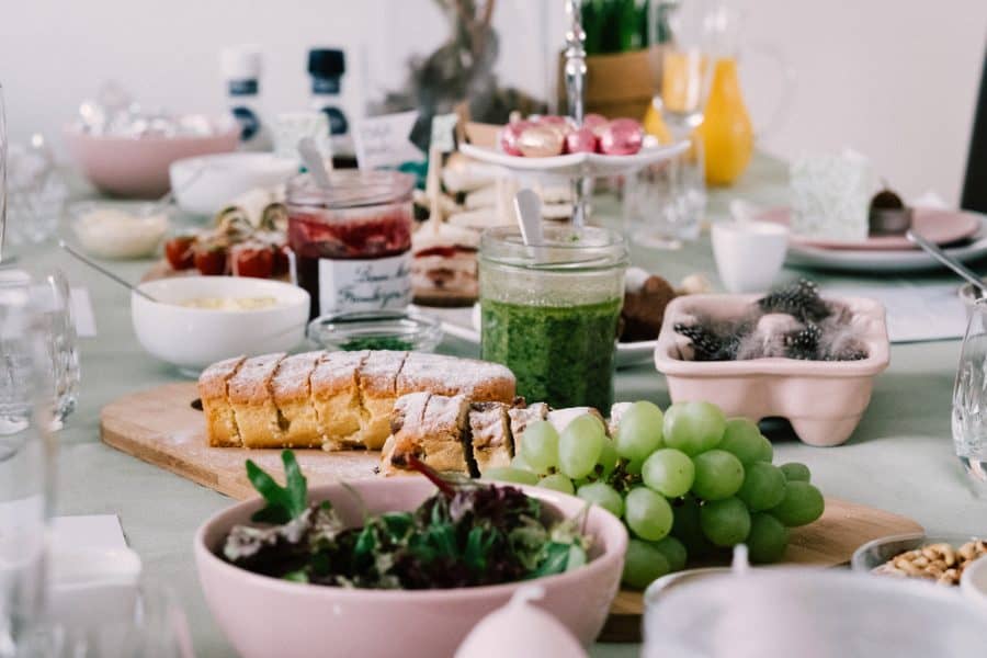 paasbrunch gedekte tafel